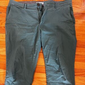 Amazon Essentials Men's Dark Green Chinos